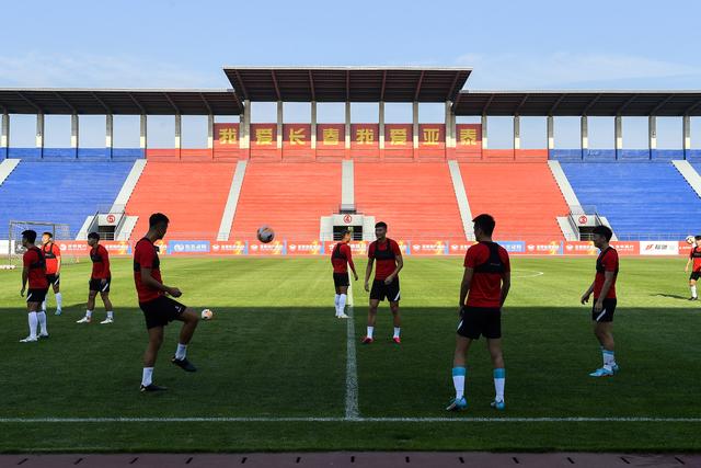 申京26+11库里19分 火箭险胜勇士晋级杯赛四强